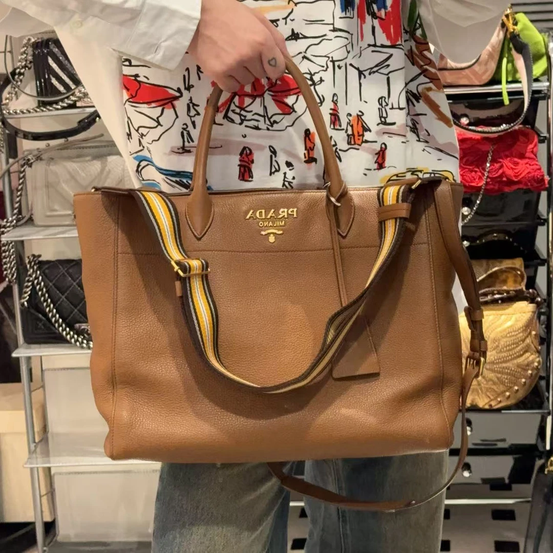 95新 Prada/普拉达 辣辣/新款奶茶色双肩带托特包