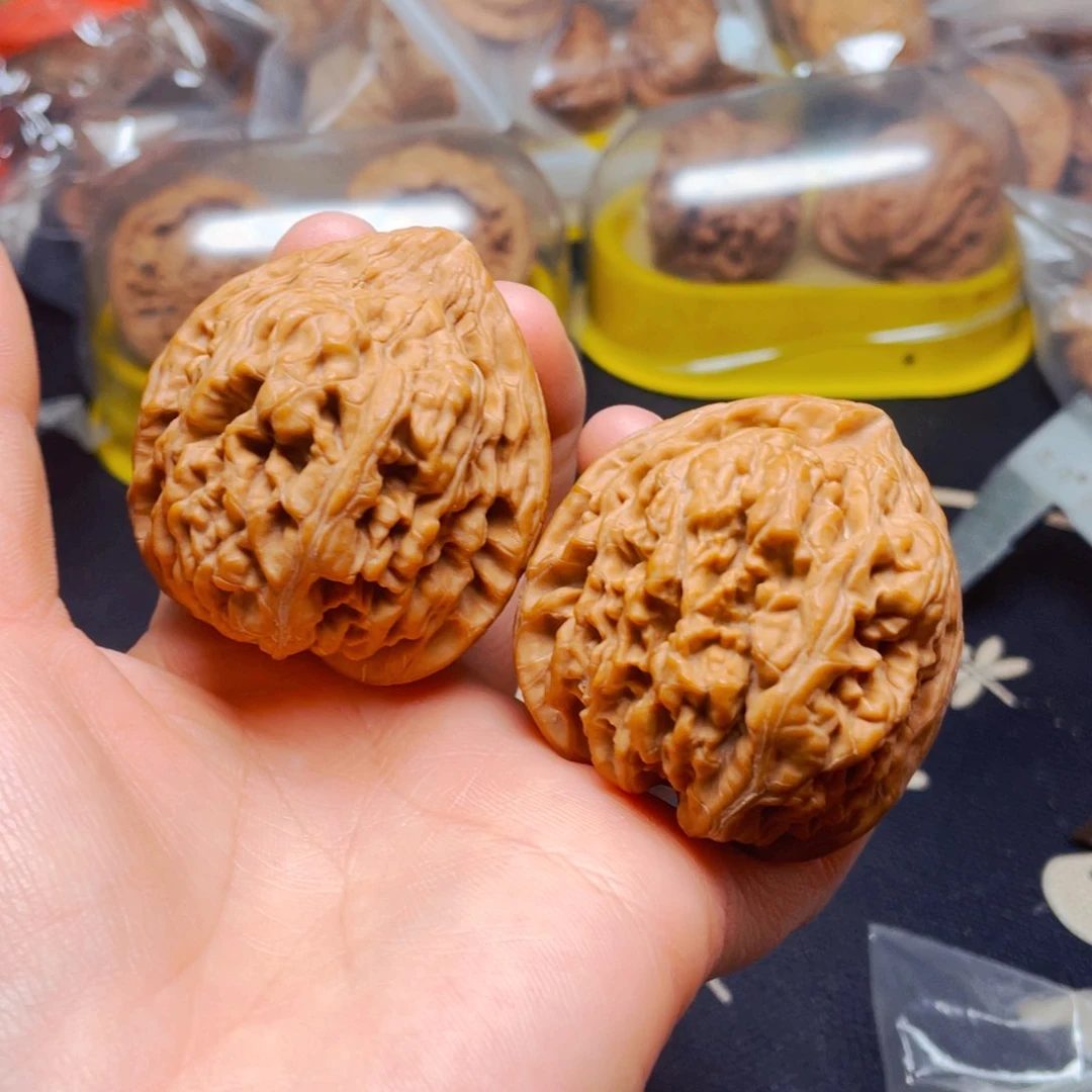 吊坠文玩核桃核尊一对