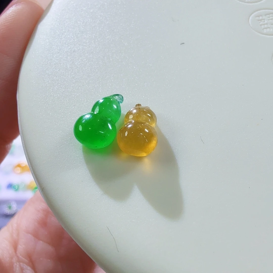 翡翠未镶嵌颈饰葫芦