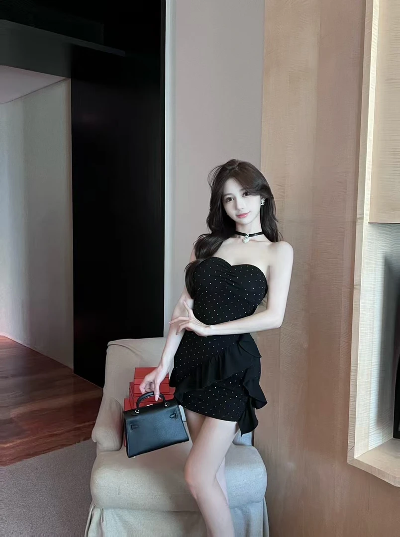 （韩系穿搭）性感高温烫钻闪闪抹胸连衣裙显瘦荷叶边辣妹包臀裙