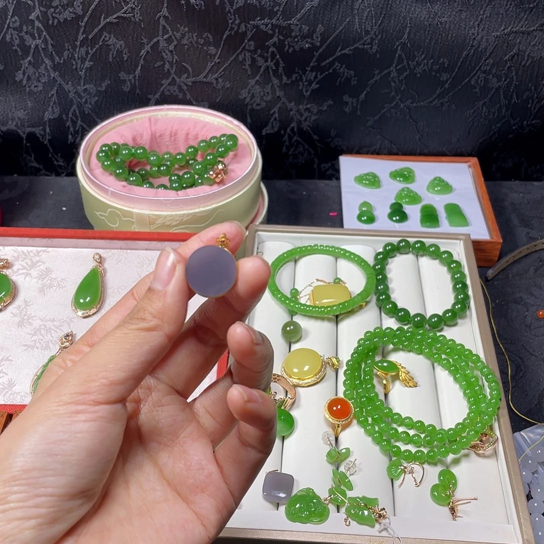 和田玉挂件18K金镶嵌