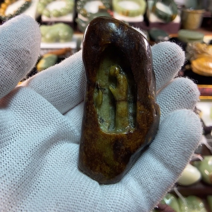 未镶嵌岫岩河磨玉（透闪石质玉）把件