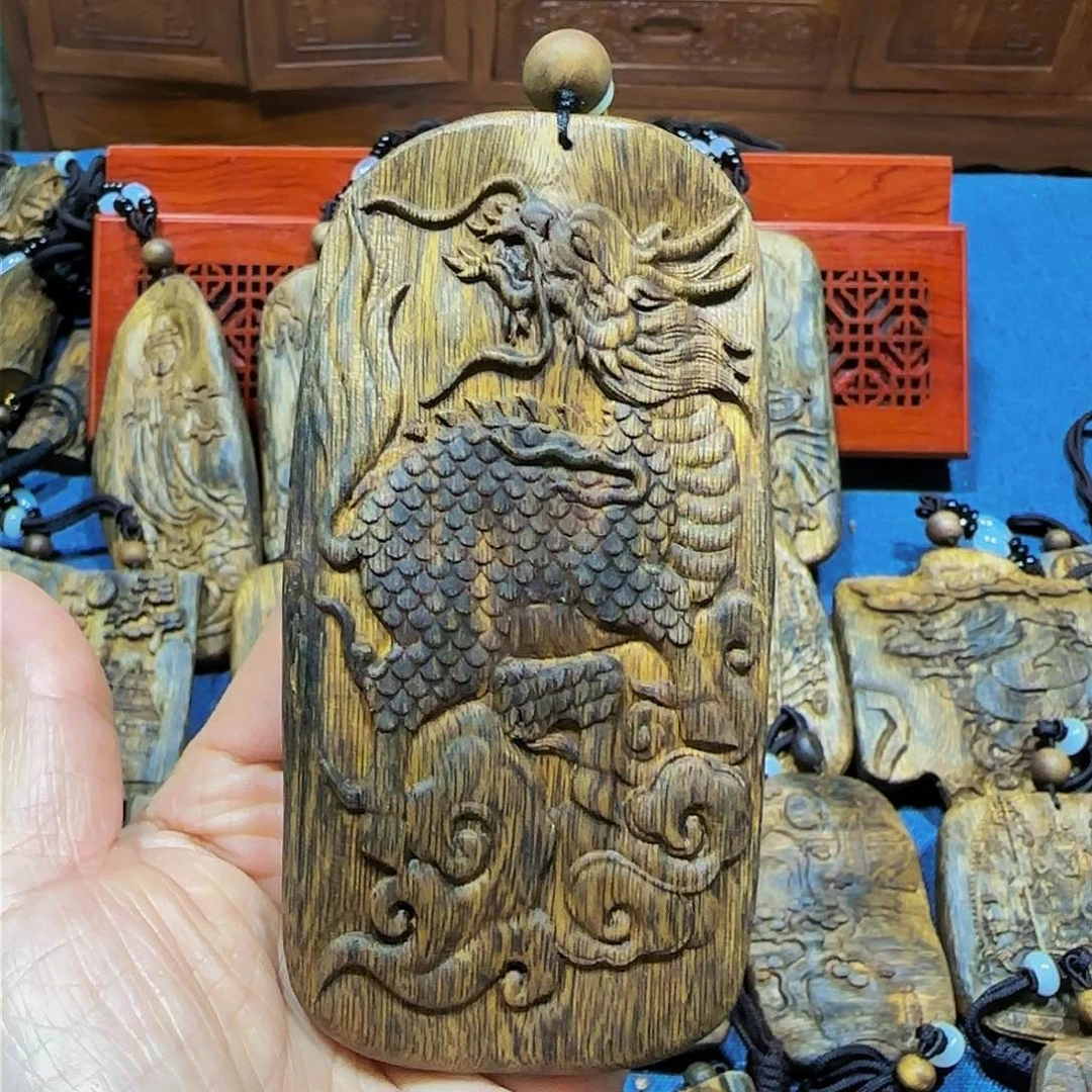 沉香吊坠海南白奇乌身老料雕刻麒麟带绳50克