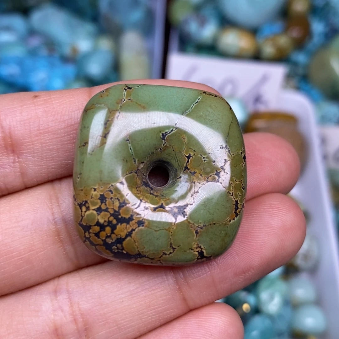 绿松石未镶嵌颈饰