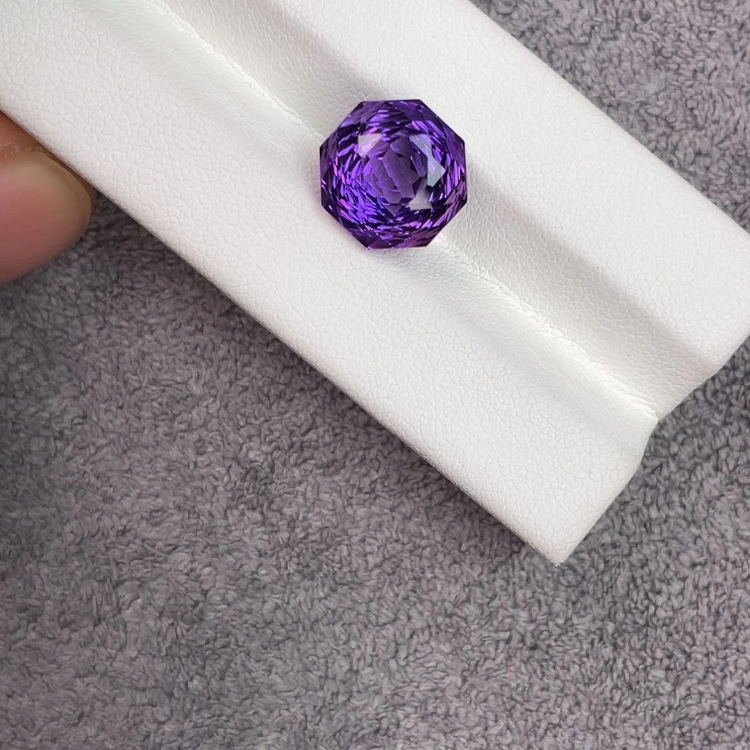 紫晶裸石未镶嵌6.55Ct。