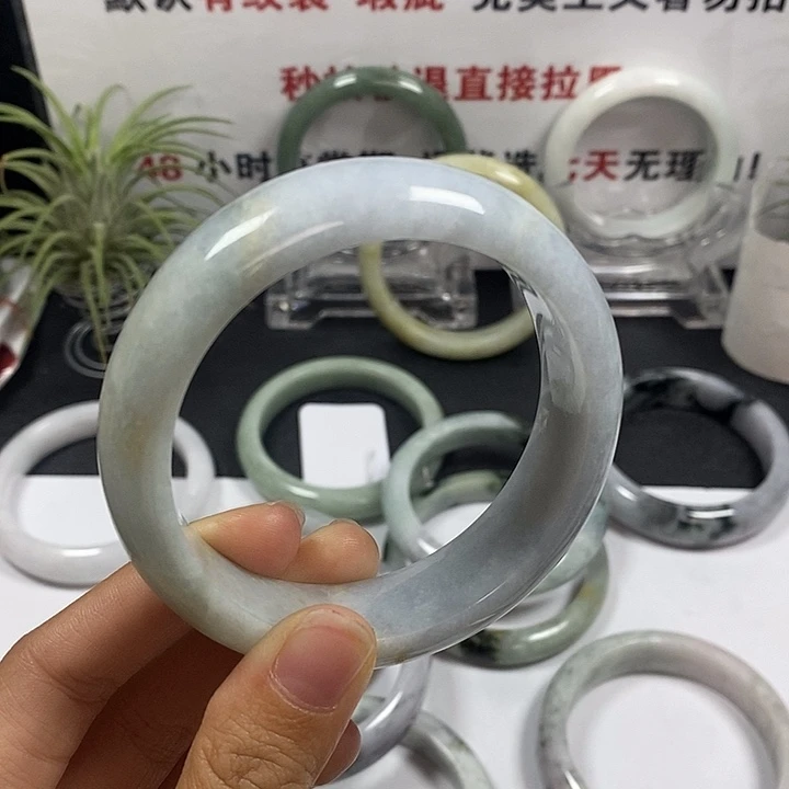 未镶嵌手镯翡翠44号。 58.6圈