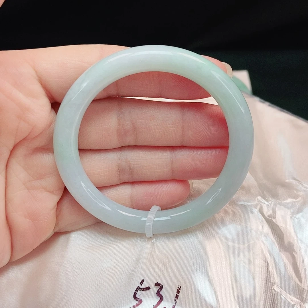翡翠手镯未镶嵌正圆