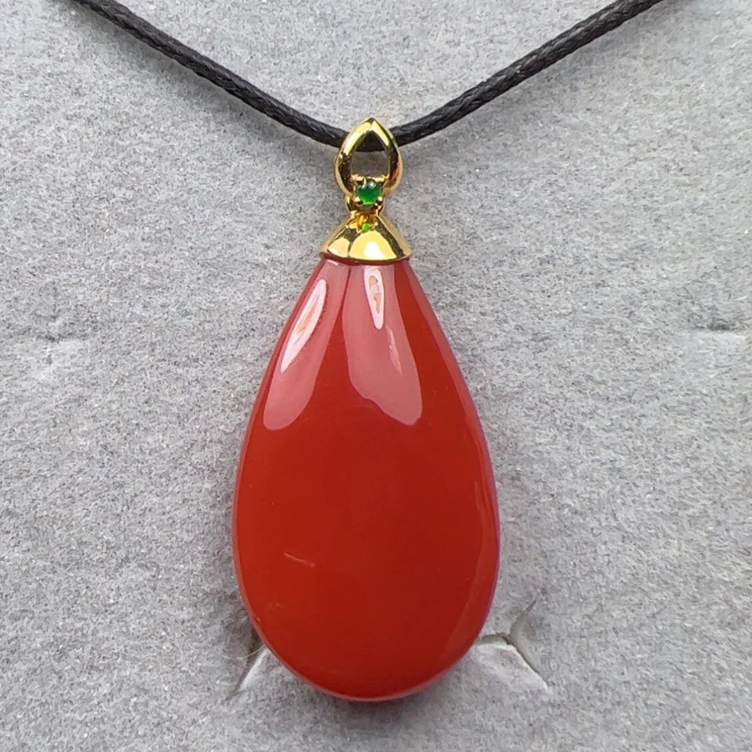 18K金镶嵌吊坠南红玛瑙