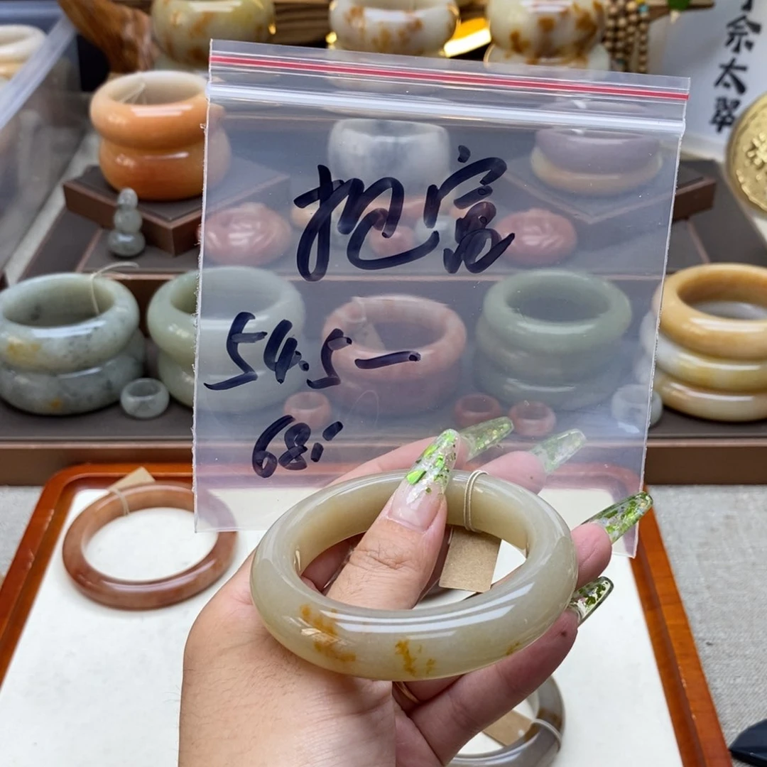 石英质玉手镯未镶嵌一***?