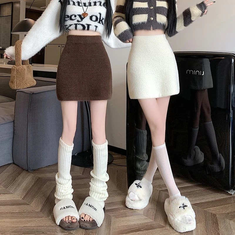 冬天白色短裙半身裙女秋冬2025新款高腰包臀针织裙小个子毛绒裙子