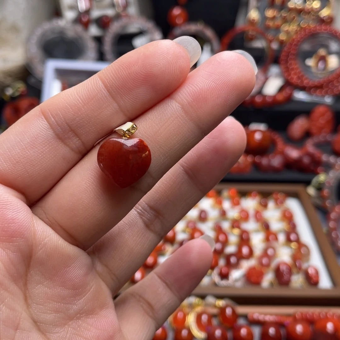 南红玛瑙18K金镶嵌爱心吊坠