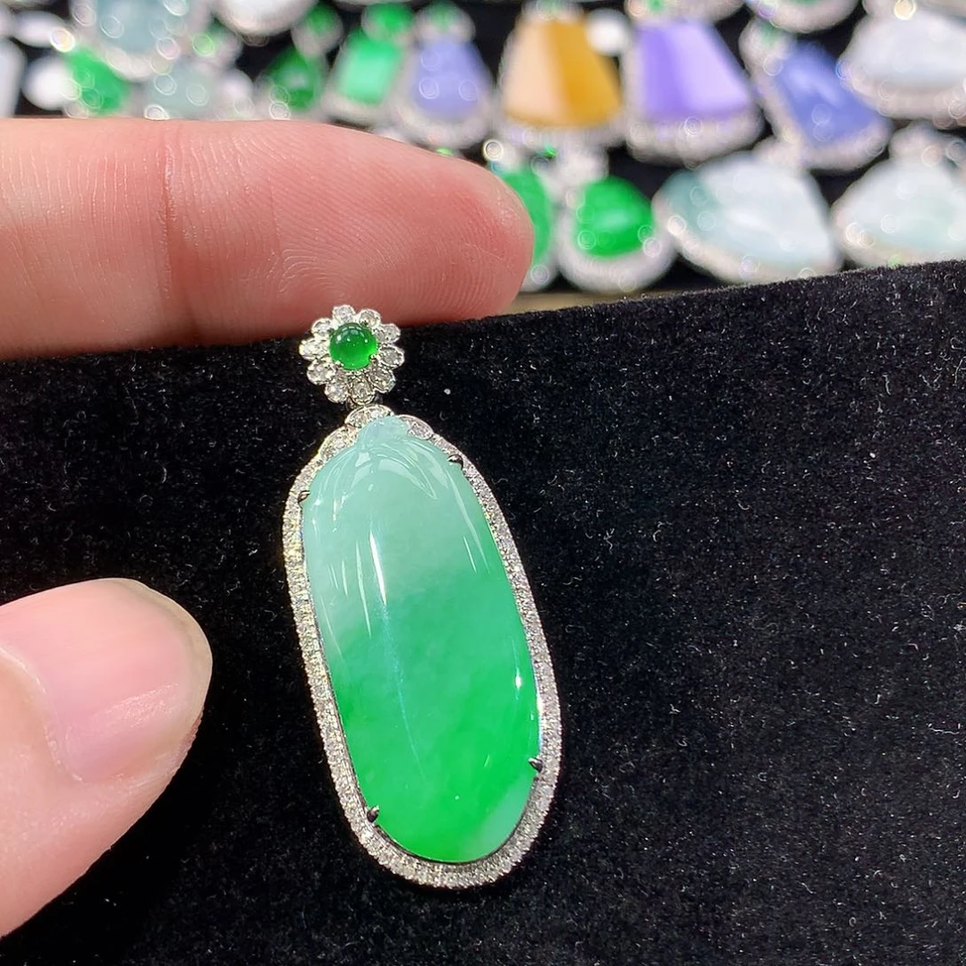 翡翠18K金镶嵌颈饰