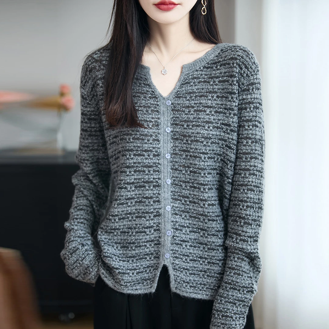 胖mm春秋特大码女士毛衣遮肚子显瘦v领上衣内搭可外穿针织打底衫