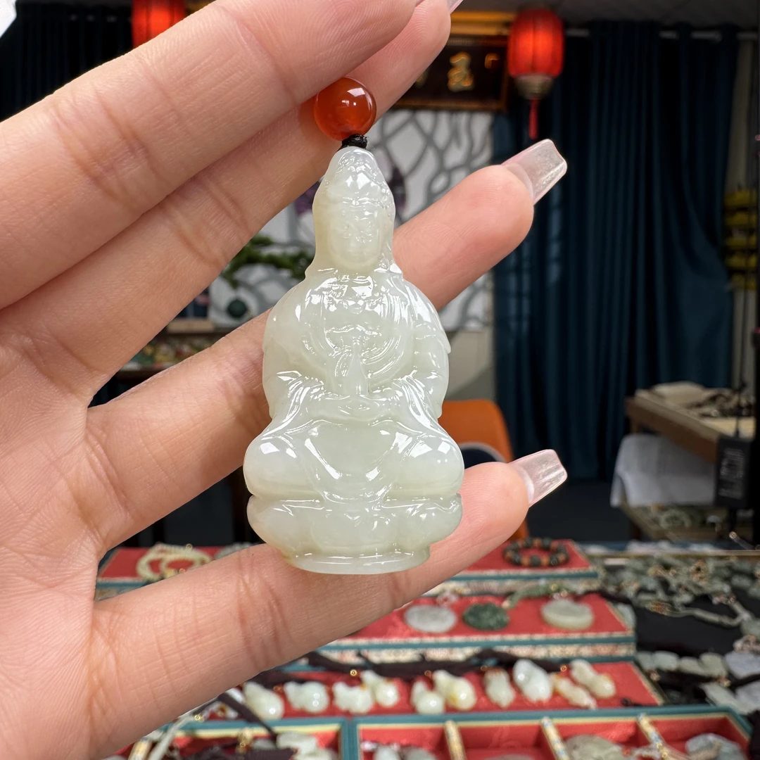 和田玉挂件立体圆雕观音菩萨坐观天下