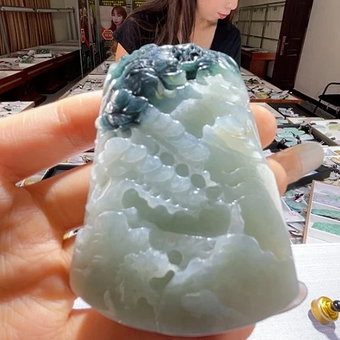 翡翠未镶嵌颈饰一个