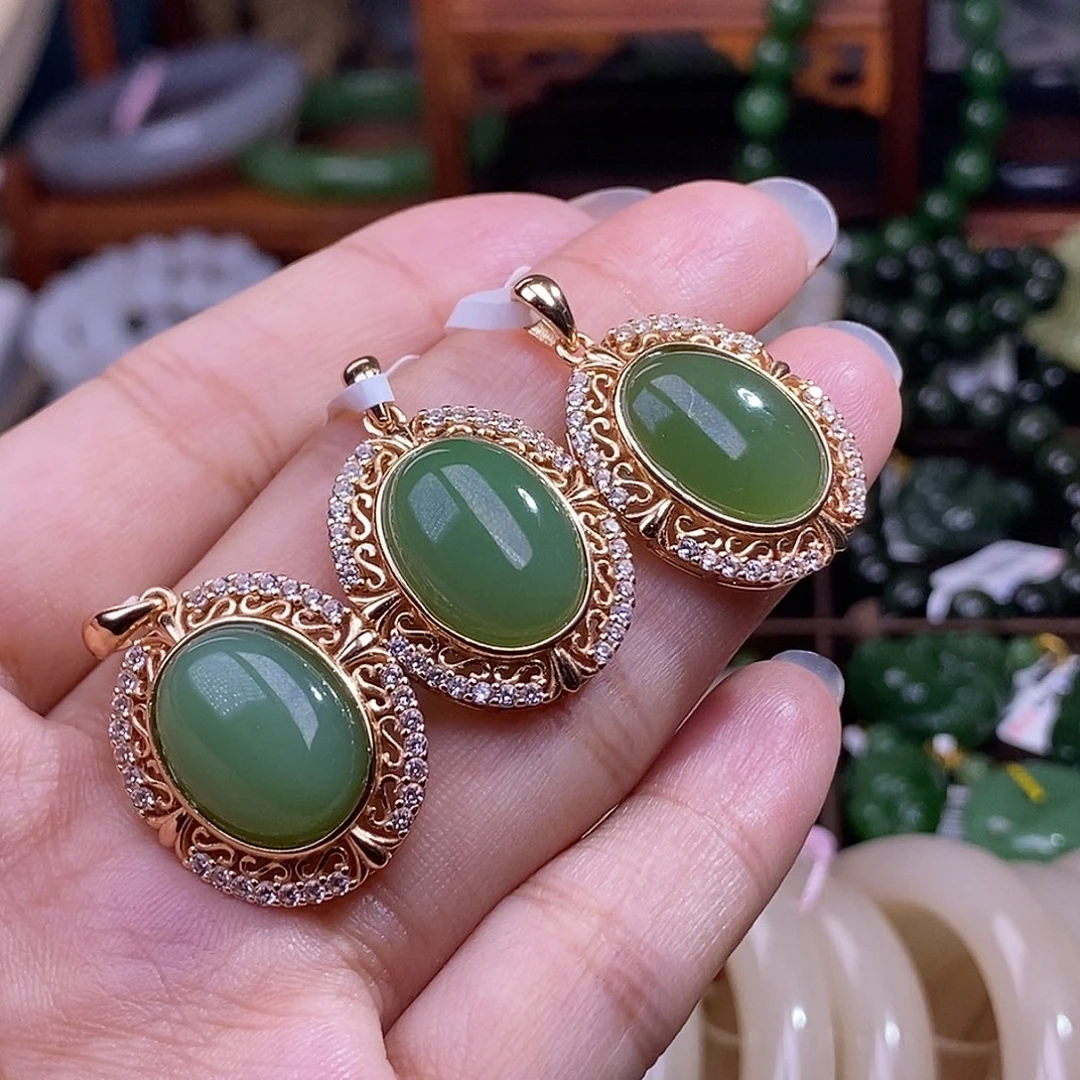 和田玉多样性发一。和田玉粉绿银吊坠未镶嵌