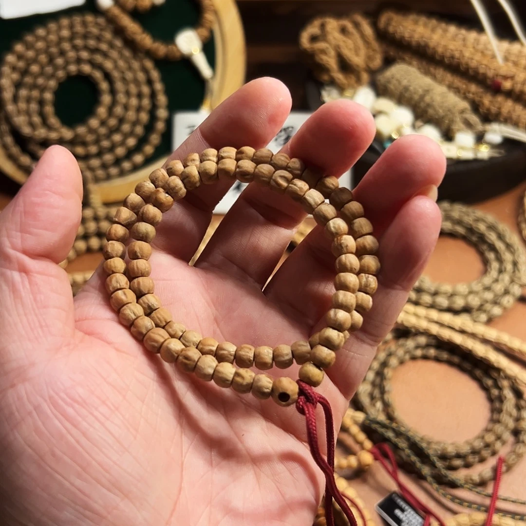 粉丝福利手持柏香籽