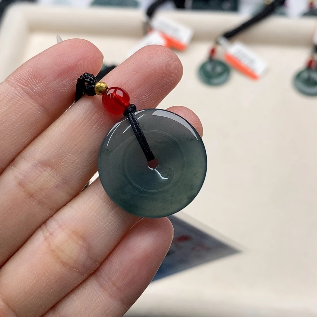 翡翠未镶嵌颈饰赵*铖一