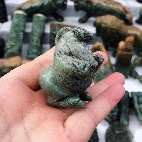 未镶嵌岫岩河磨玉（透闪石质玉）把件