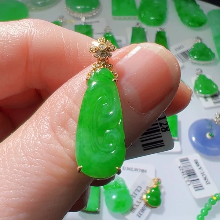 颈饰18K金镶嵌翡翠