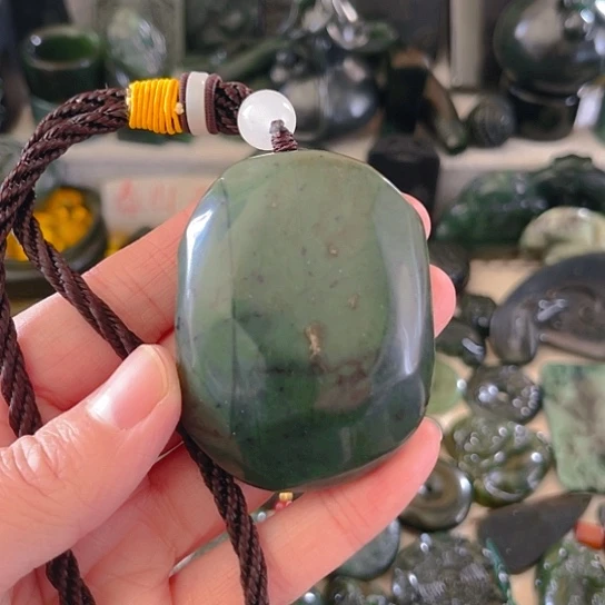 蛇纹石玉颈饰未镶嵌
