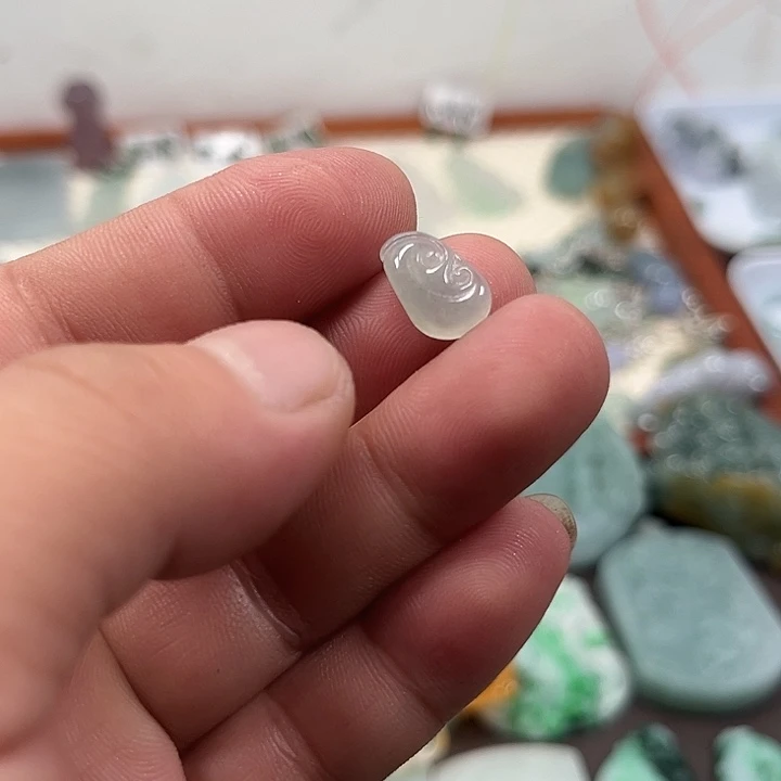翡翠未镶嵌颈饰葫芦