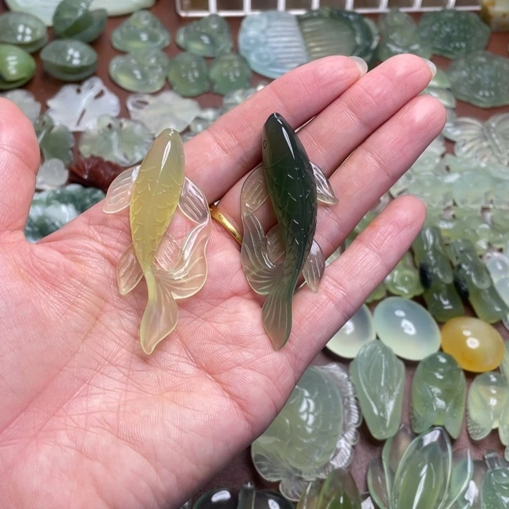 蛇纹石玉合金颈饰一个