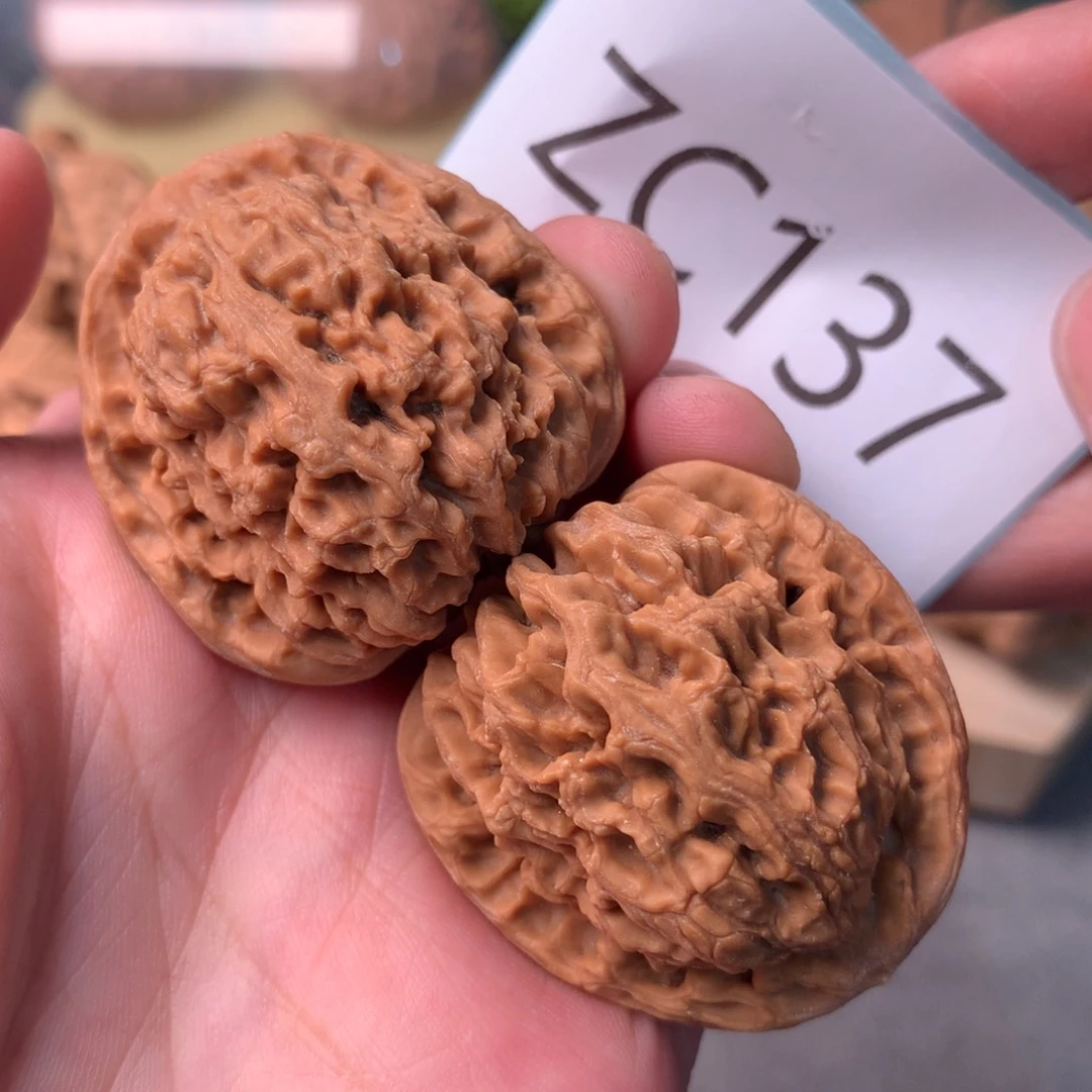 文玩核桃把件红皮炮弹南疆石38