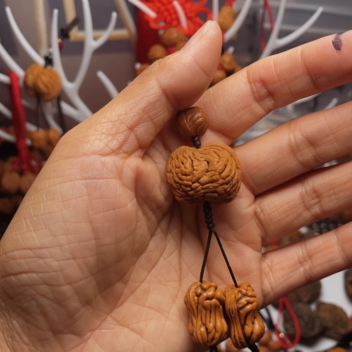 木质类龙纹桃枭挂件