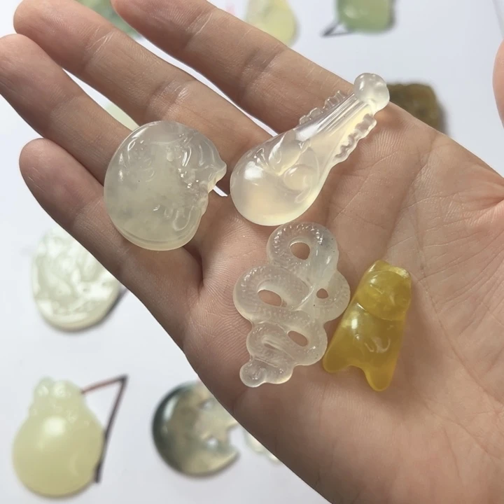 ****秋未镶嵌蛇纹石玉颈饰