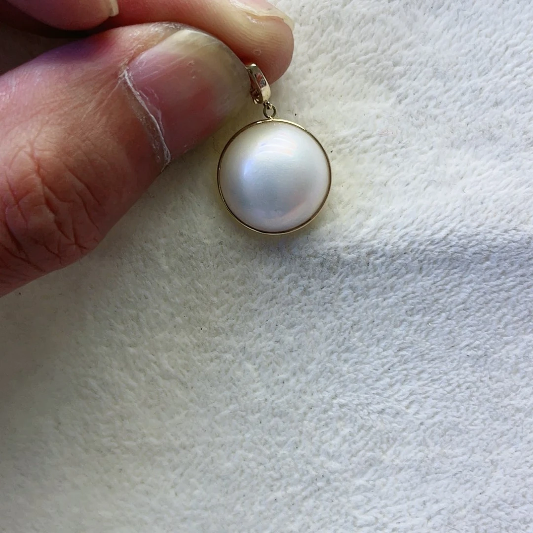 拼合珍珠（马贝珠）颈饰18K金镶嵌