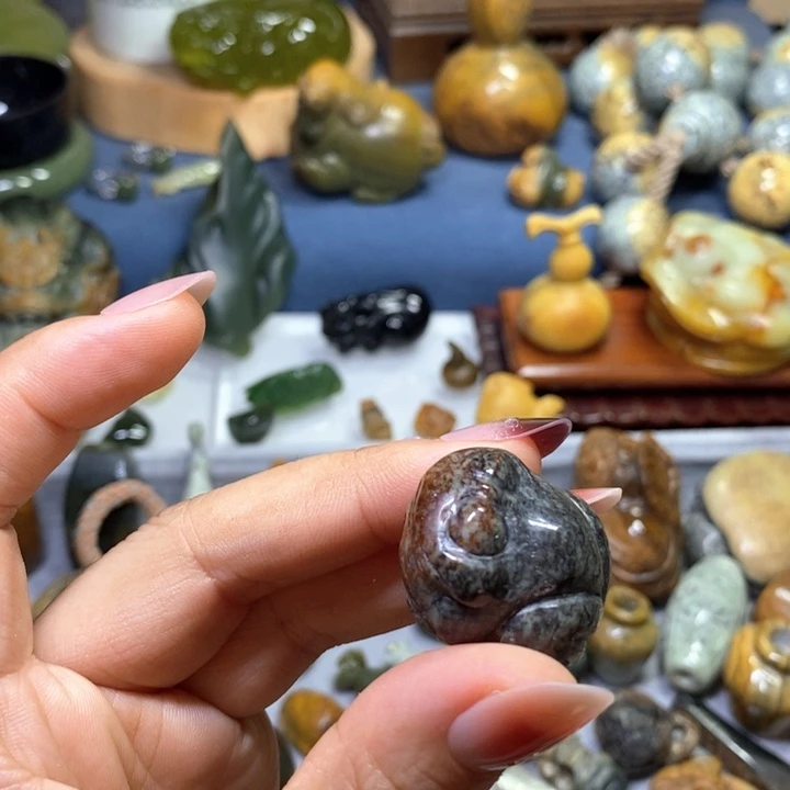 未镶嵌岫岩河磨玉（透闪石质玉）挂件