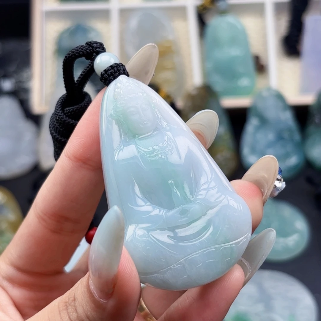 黑***衣翡翠未镶嵌颈饰素衣