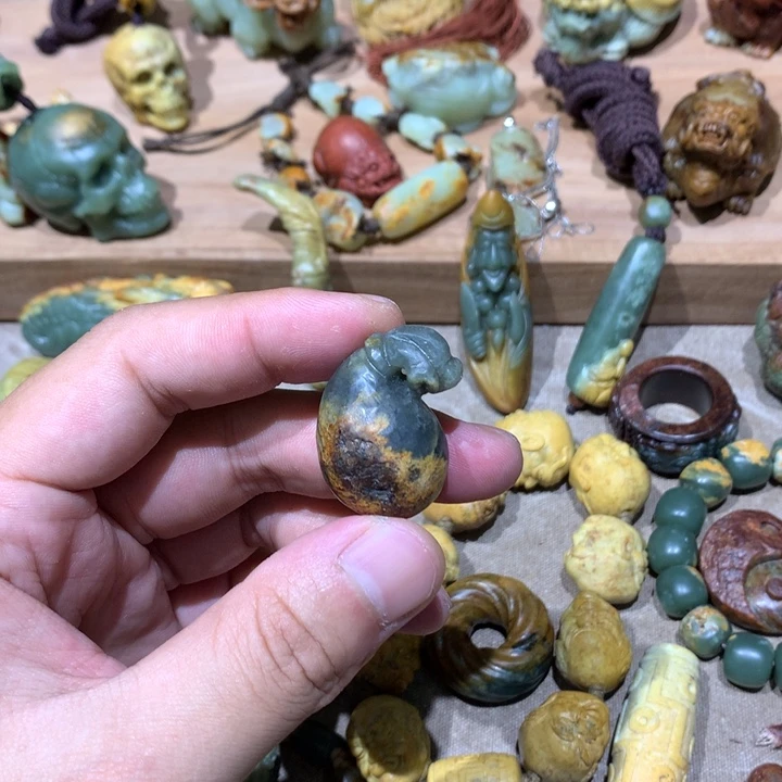 未镶嵌岫岩河磨玉（透闪石质玉）挂件