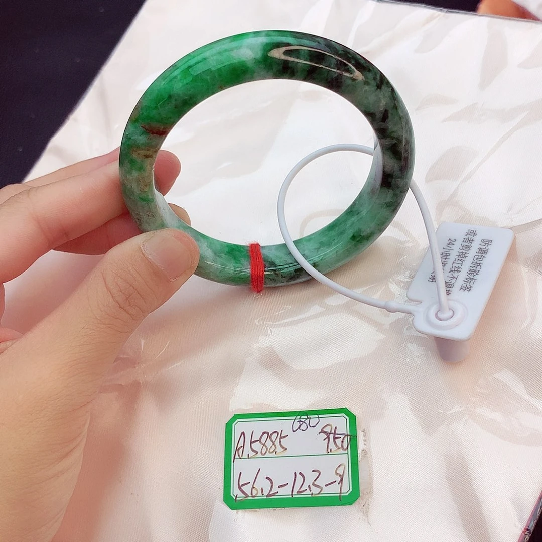 翡翠手镯未镶嵌翡翠