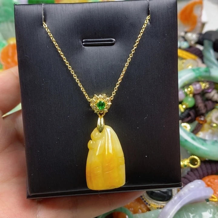 翡翠吊坠(赠链)未镶嵌