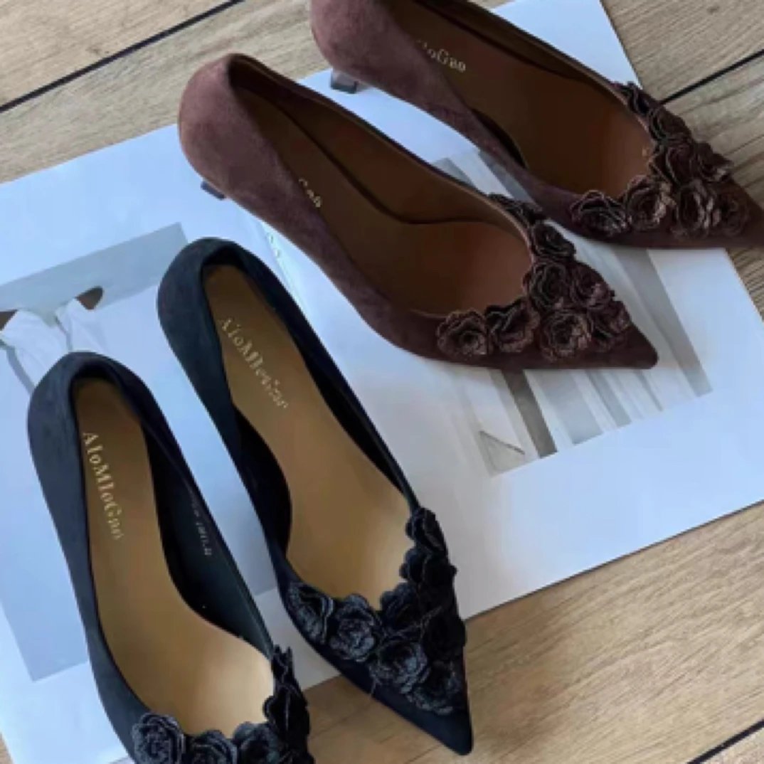 羊猄！高端尖头小猫跟新款立体小花尖头气质V口女人味细跟单鞋