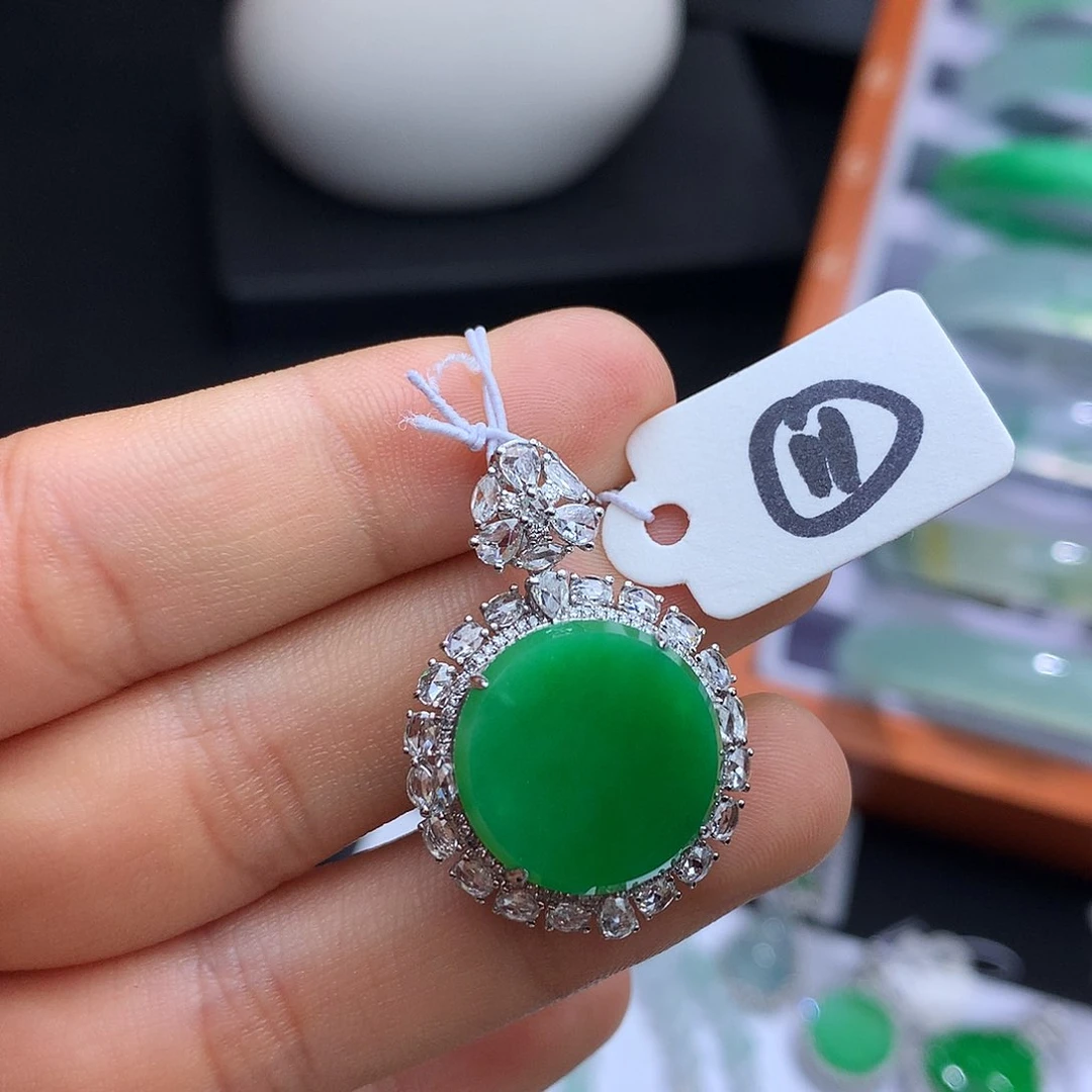 颈饰18K金镶嵌翡翠满色圆牌挂件