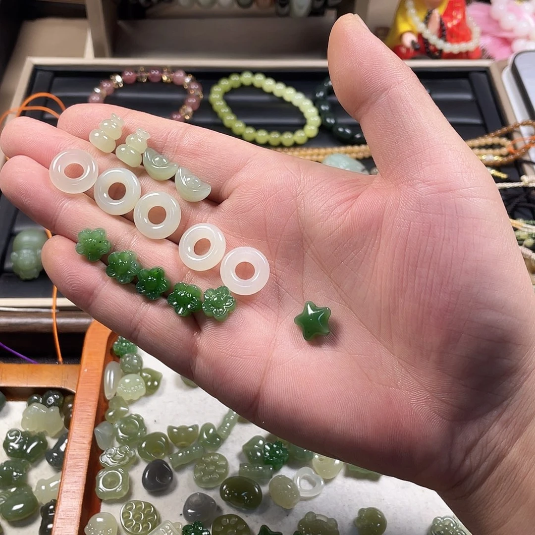 ****峰和田玉未镶嵌颈饰