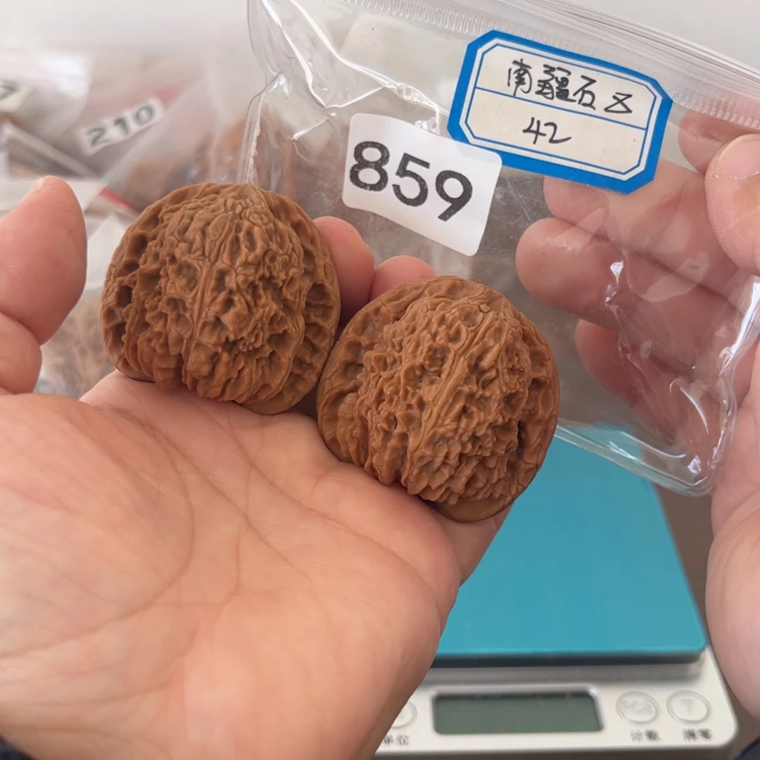 吊坠文玩核桃换***界南疆42有点黄丝