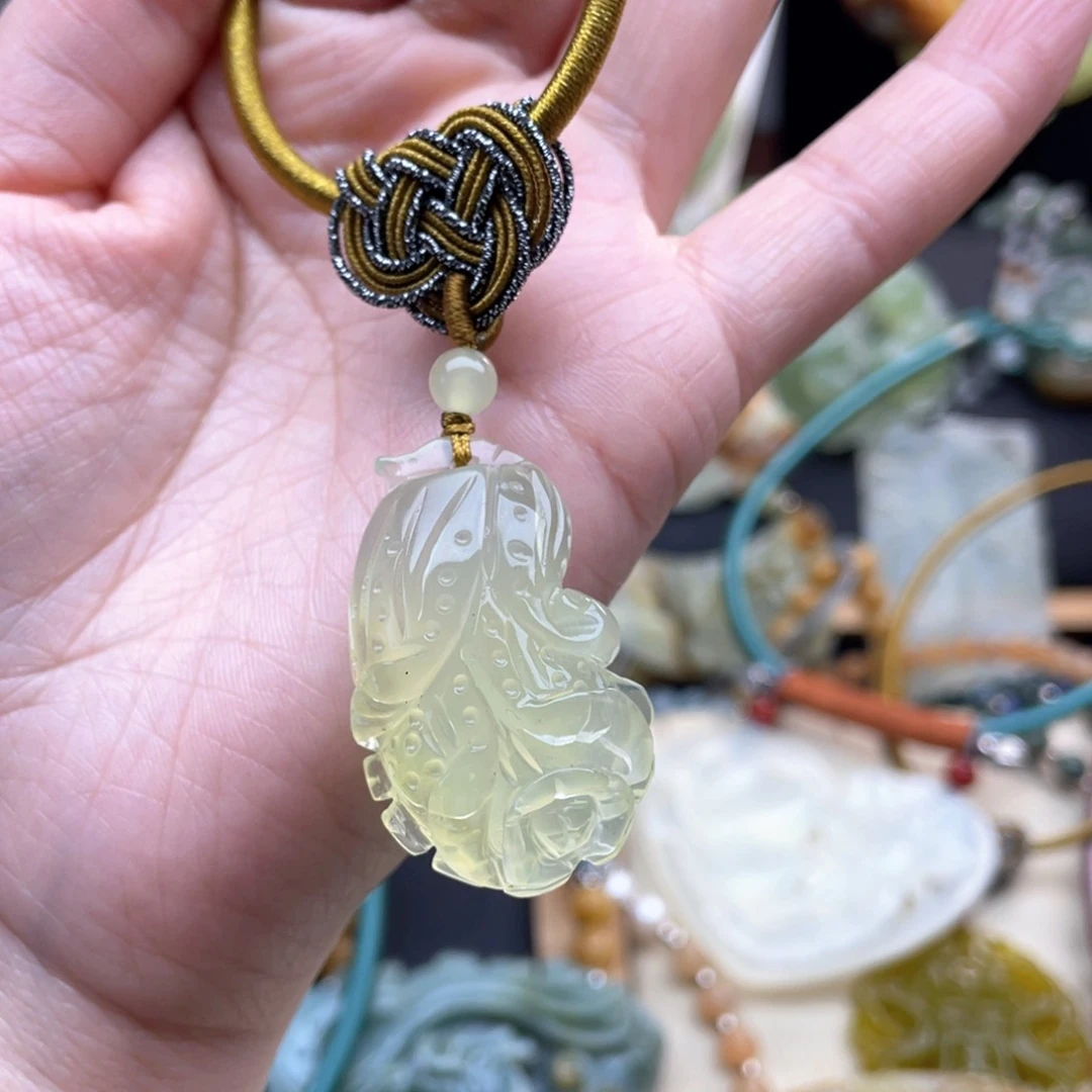 蛇纹石玉颈饰未镶嵌