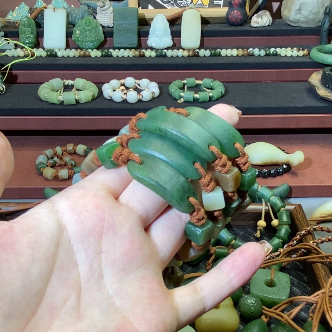 六***形和田玉未镶嵌颈饰