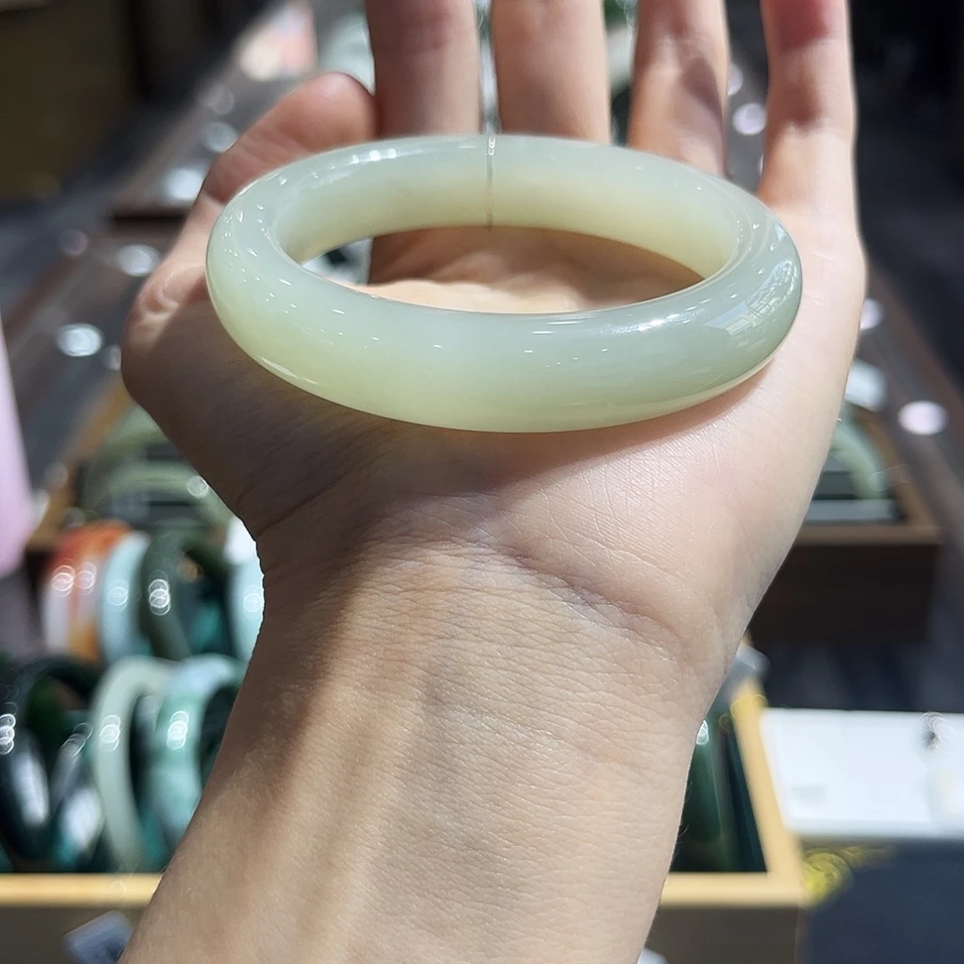 和田玉手镯未镶嵌