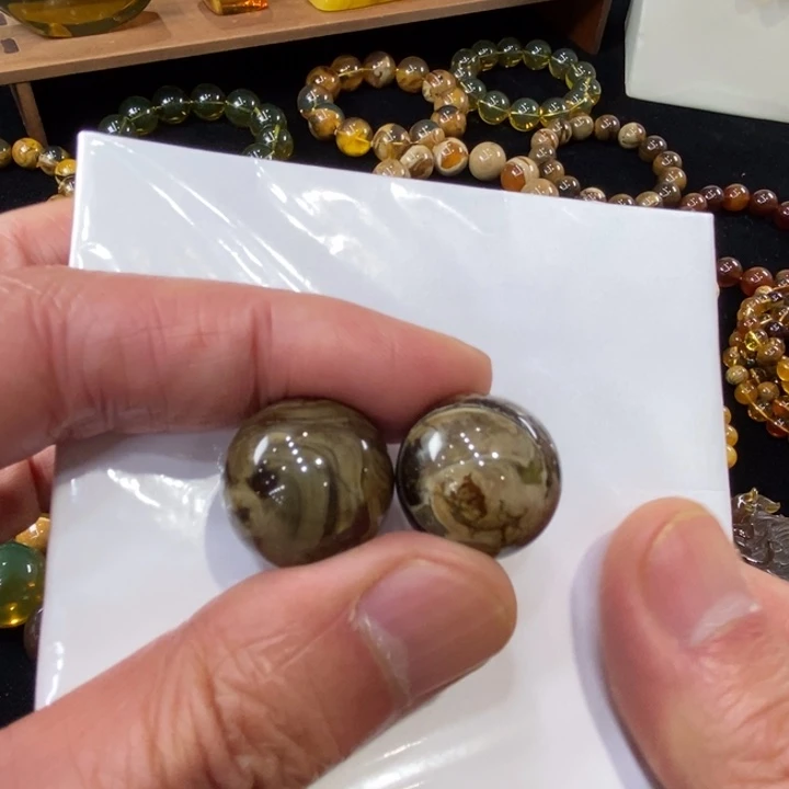 琥珀未镶嵌裸石瓷根一对：19和19.8