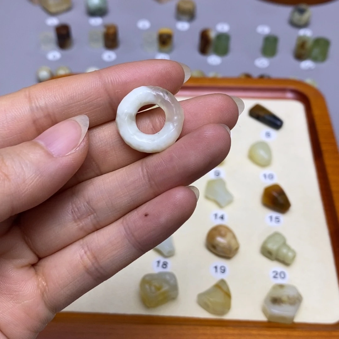 蛇纹石玉配饰合金学*林