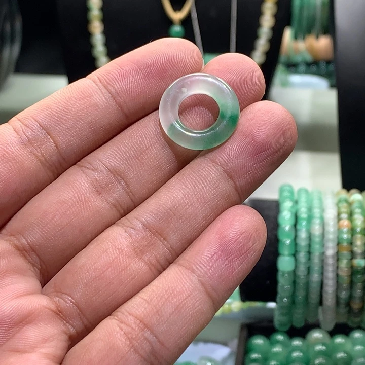 未镶嵌石英质玉戒指