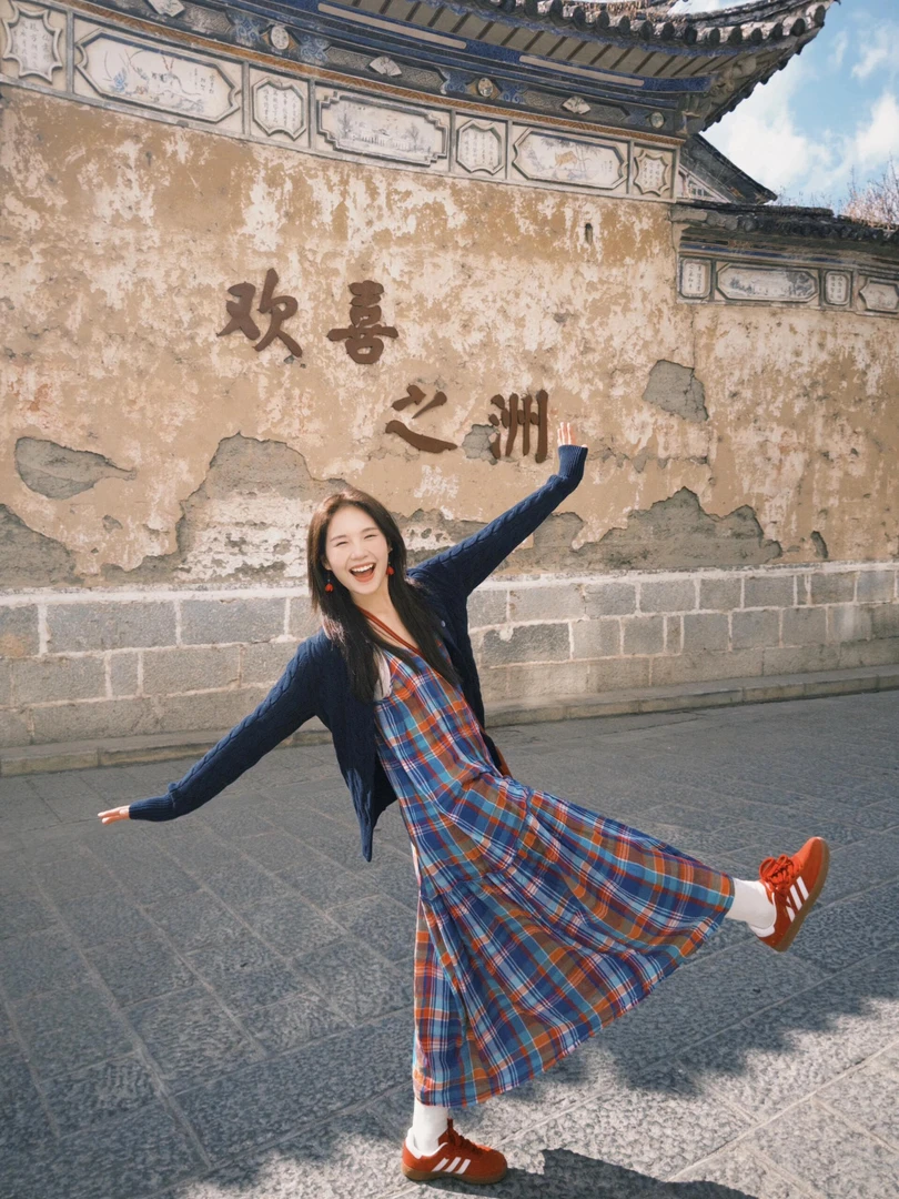 秋季新款小众复古设计感防晒开衫撞色格子吊带连衣裙女度假风长裙