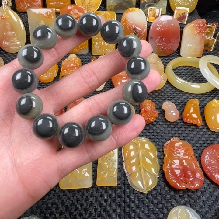 石英质玉（黄龙玉）未镶嵌颈饰
