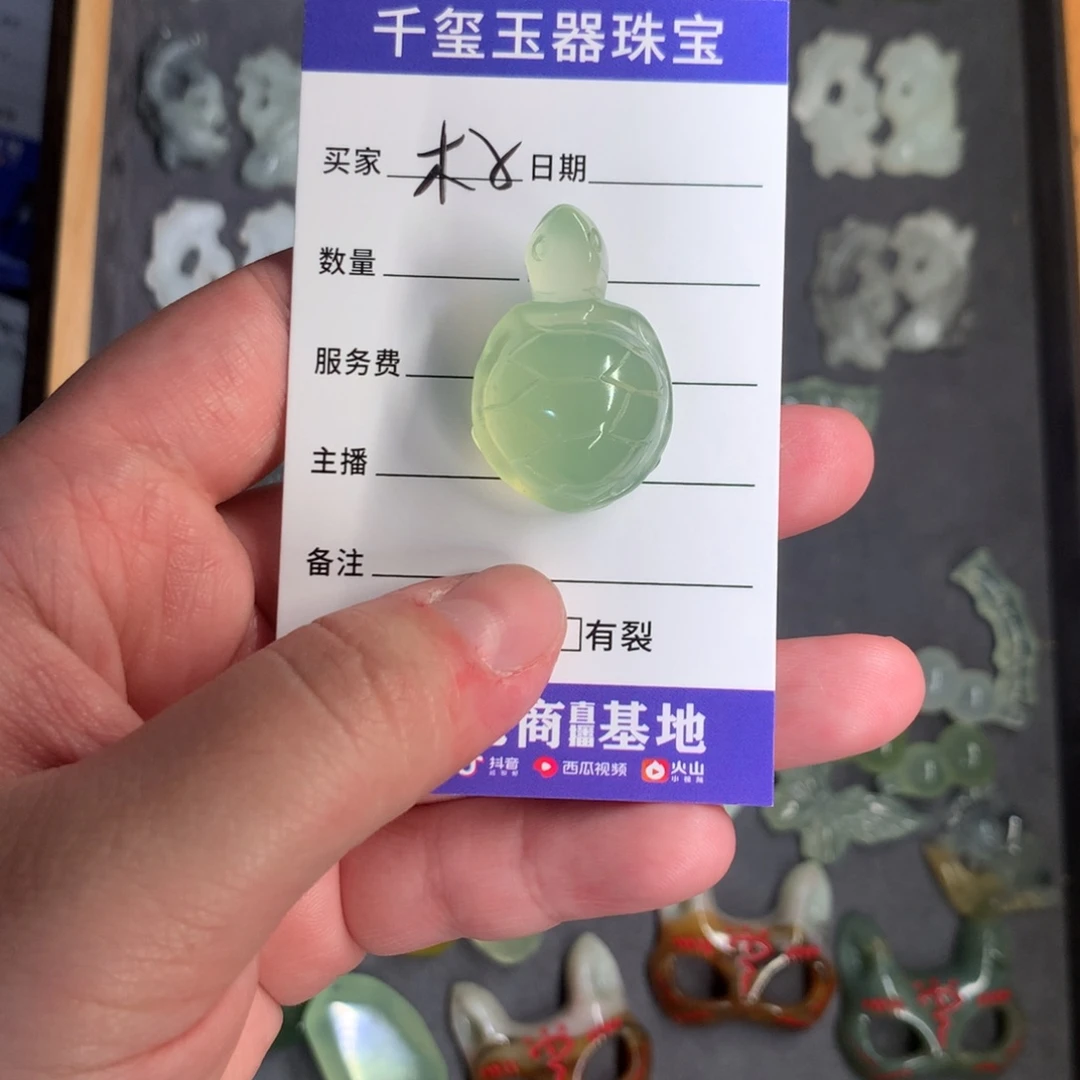 蛇纹石玉颈饰未镶嵌木**?