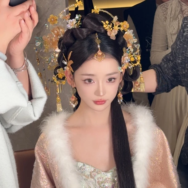 2025新中式新娘结婚头饰金色水晶流苏发簪眉心坠饰品秀禾服发饰女